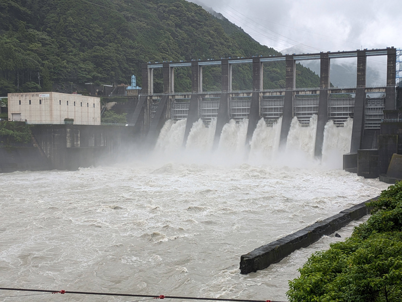 放水の迫力の秋葉ダム