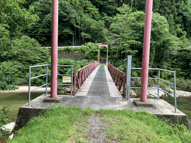 押山ダムの赤いつり橋