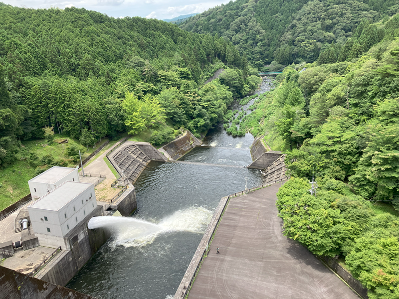 羽布ダム放流　上から見た