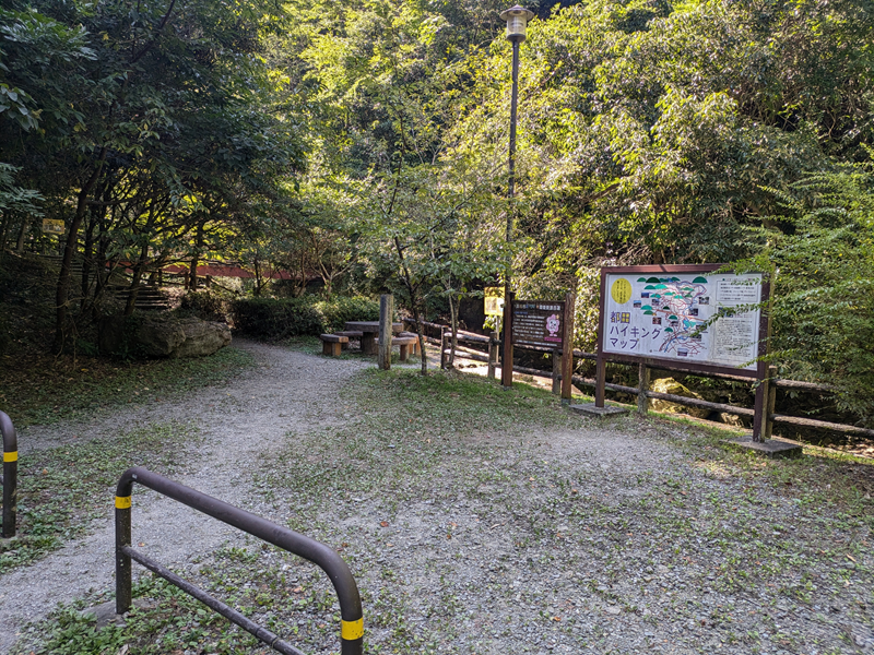 仙厳の滝への遊歩道入口