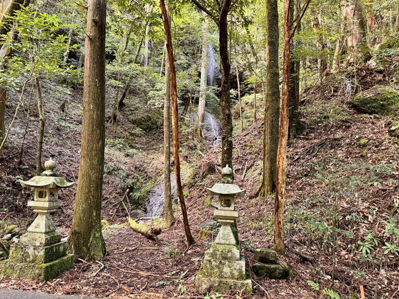 隠された秘境穴滝