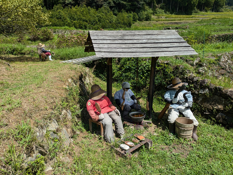 四谷の千枚田にある人物をかたどったもの