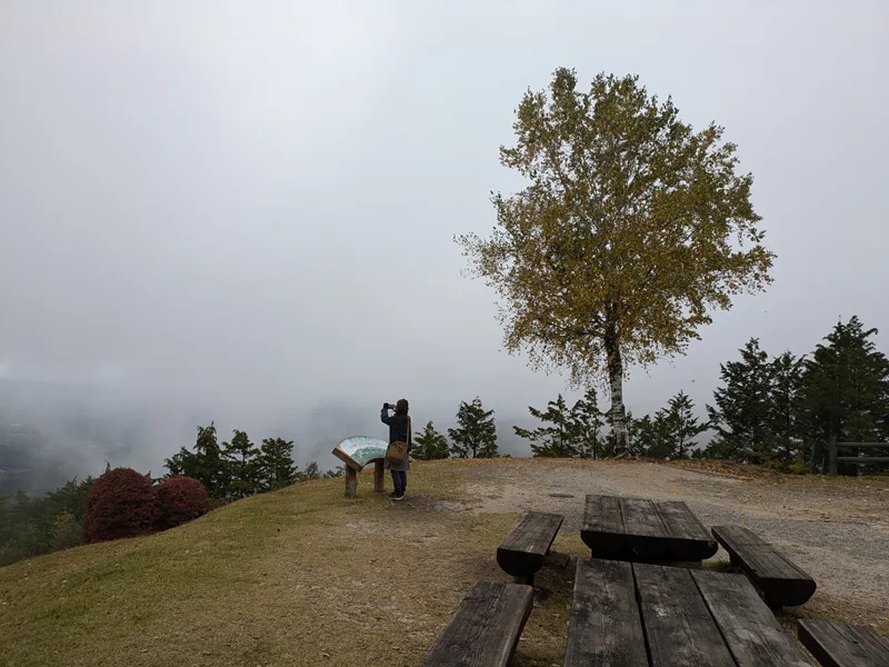 極楽峠パノラマパーク。霧雲で景色が見えず。