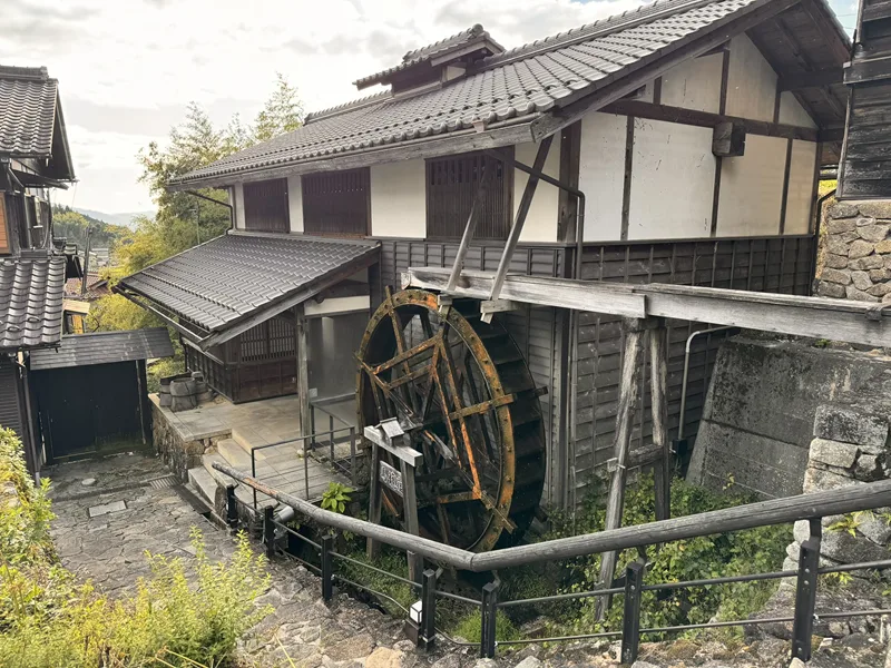 馬籠にあった水車。