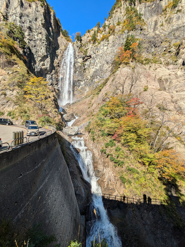 道の下へふくべの大滝。