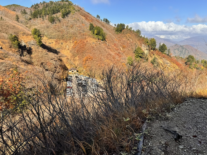 三方岩岳へ登って行く最初。三方岩岳駐車場が見える。