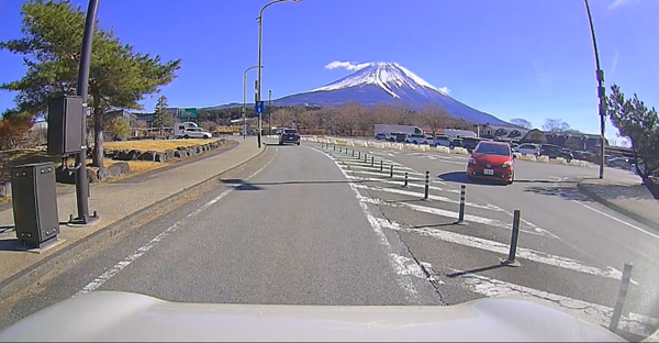 道の駅 朝霧高原へ入る時目の前に富士山が見える。