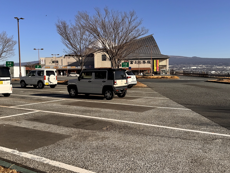 富士川SA(上り)・道の駅 富士川楽座に駐車するハスラ―