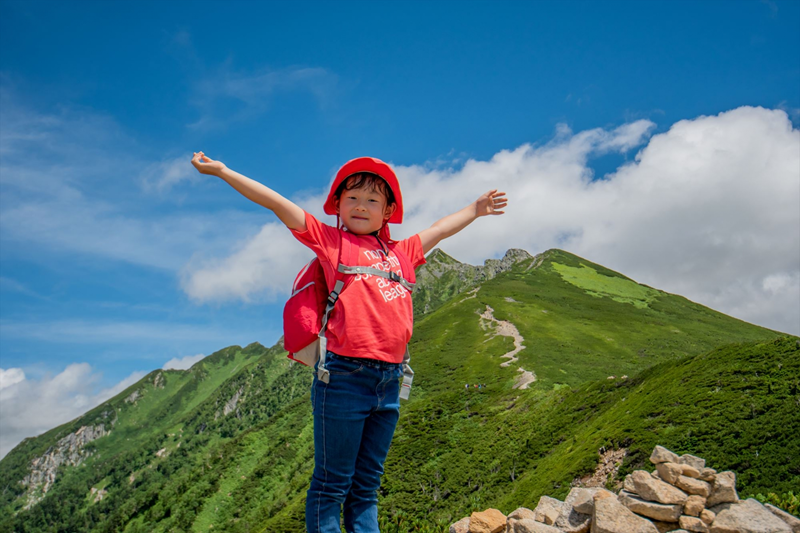 有意義な登山をする子ども。