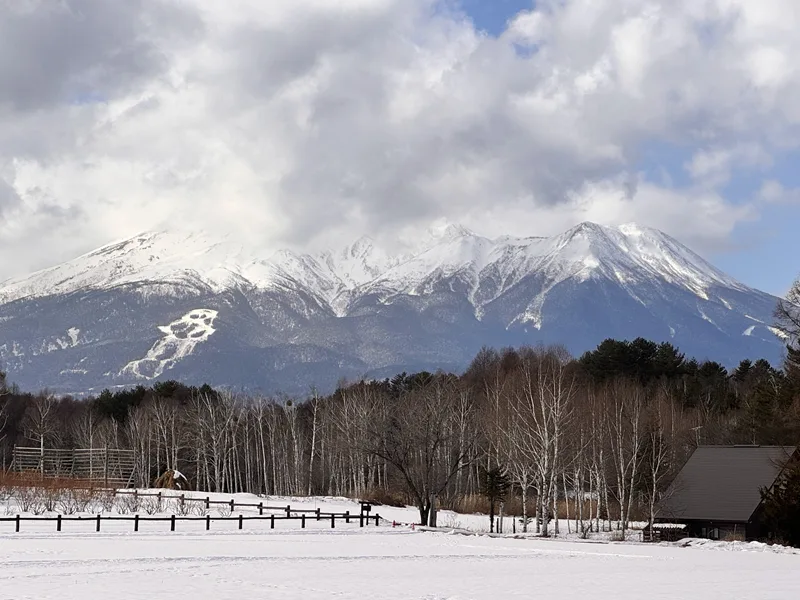 開田高原木曽馬の里から御嶽山を見る