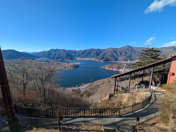 富士山パノラマロープウェイから降りて見た河口湖。