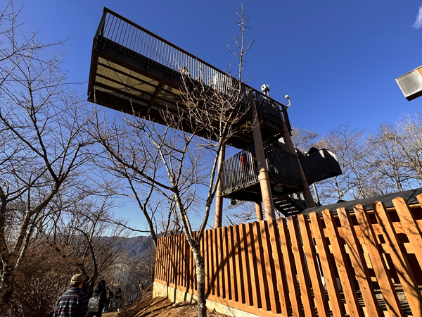 河口湖天上山公園にある絶景やぐら。