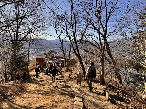 河口湖、富士山パノラマロープウェイの絶景ブランコ。遠くから見る。