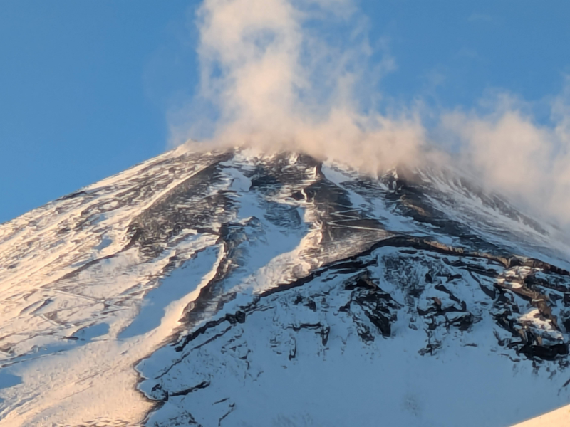 水ケ塚公園から見た富士山。雲が頂上付近にある。