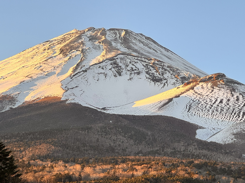 水ケ塚公園から見た富士山。雲がなくなり、夕陽に照らされる。