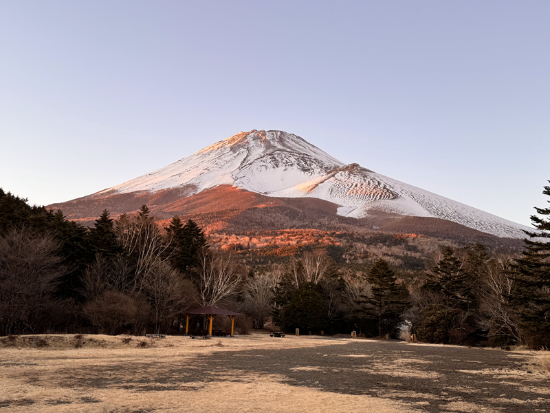 水ケ塚公園のふれあい公園で夕陽に照らされる富士山を見る。