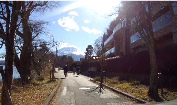 河口湖の長崎公園へ東側から入った所。真正面に富士山が見える。