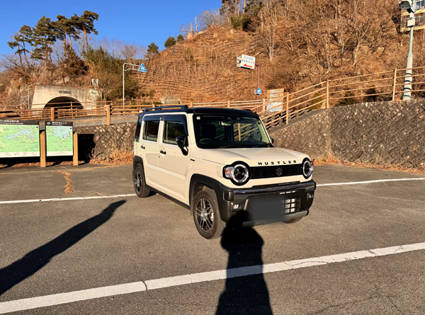 富士山パノラマロープウェイ近くの河口湖 無料駐車場に停めたハスラ―。