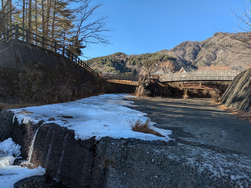 西湖に通じる水路が凍っている。