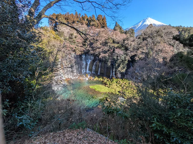 白糸の滝の上に見える富士山