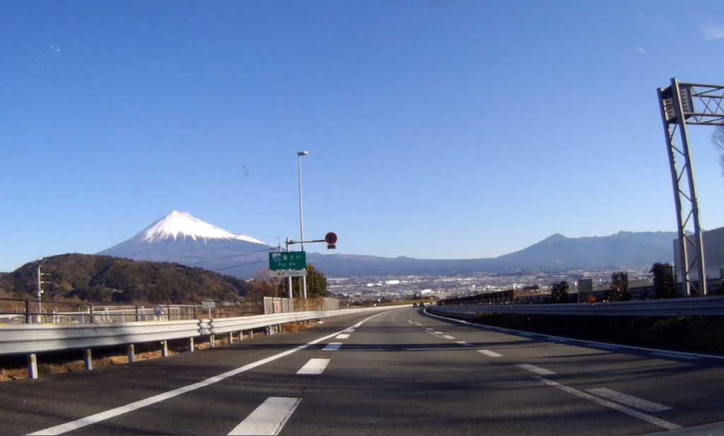 東名高速道路、富士川ICから出る時の富士山