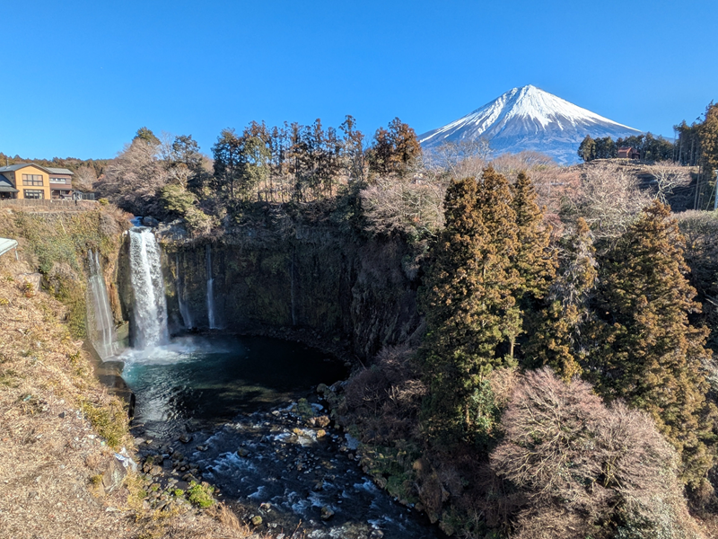 白糸の滝近くにある音止めの滝。向こうに富士山が見える。