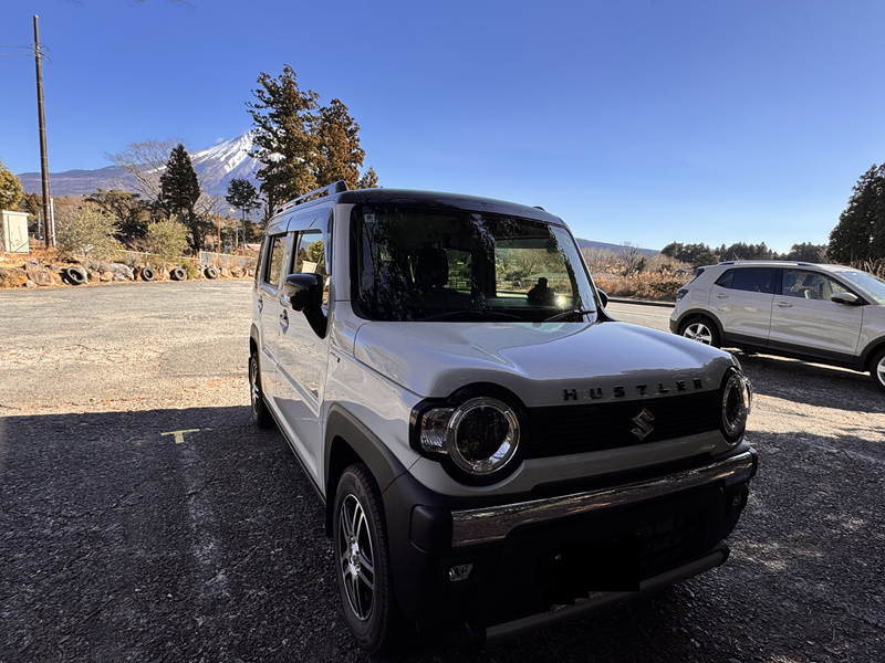 白糸の滝に近い方の駐車場へ停めた。後ろに富士山が見える