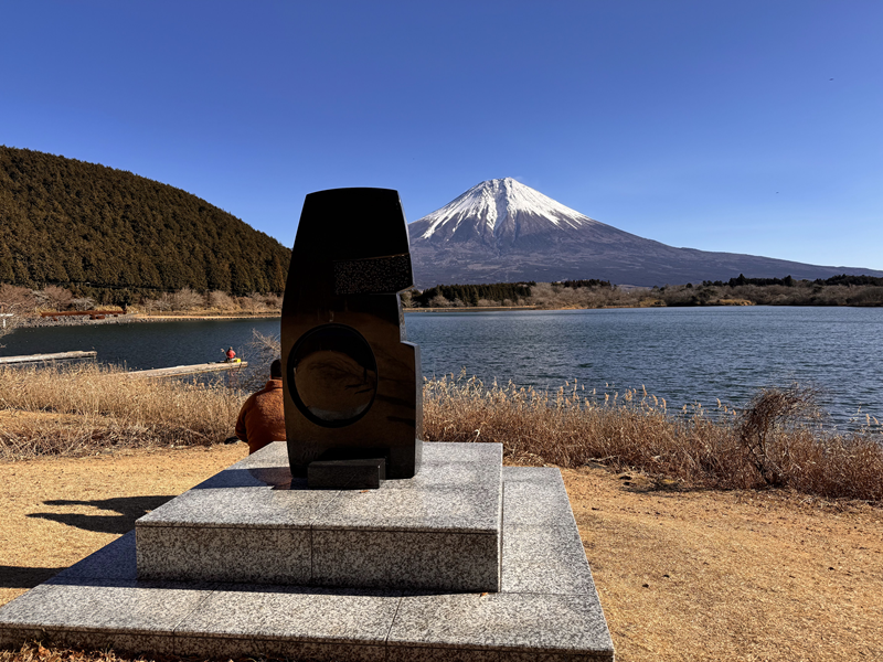 田貫湖にあるモニュメントから富士山を見る。