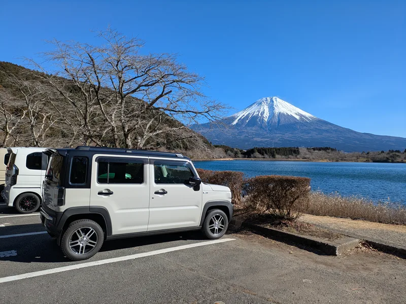 田貫湖に駐車するハスラ―。向こうに富士山が見える。