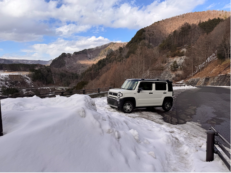 柳又ビューポイントは雪が多く、駐車も傾く。