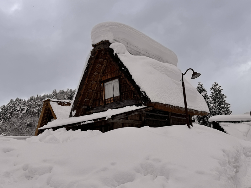 雪で埋もれる合掌造り。