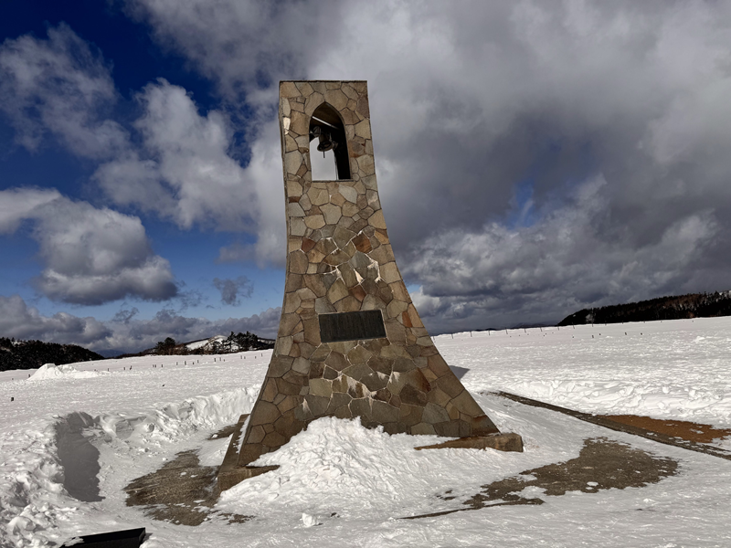 雪で埋もれた美しの塔。