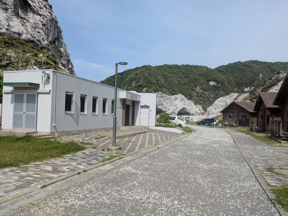 白崎海洋公園オートキャンプ場 コテージとキャンプサイト