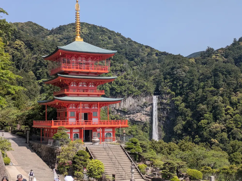 青岸渡寺・三重塔。後ろに那智の滝が見える。