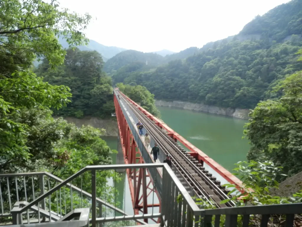駐車場からレインボーブリッジへ向かう階段