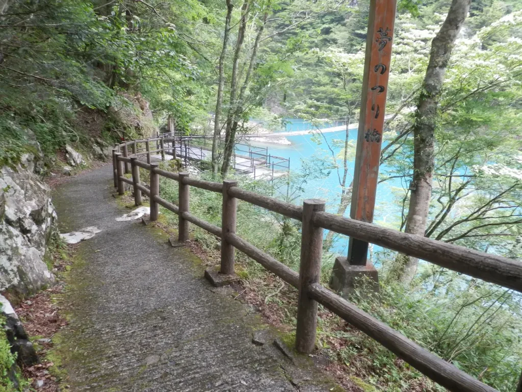 夢のつり橋へいく道。